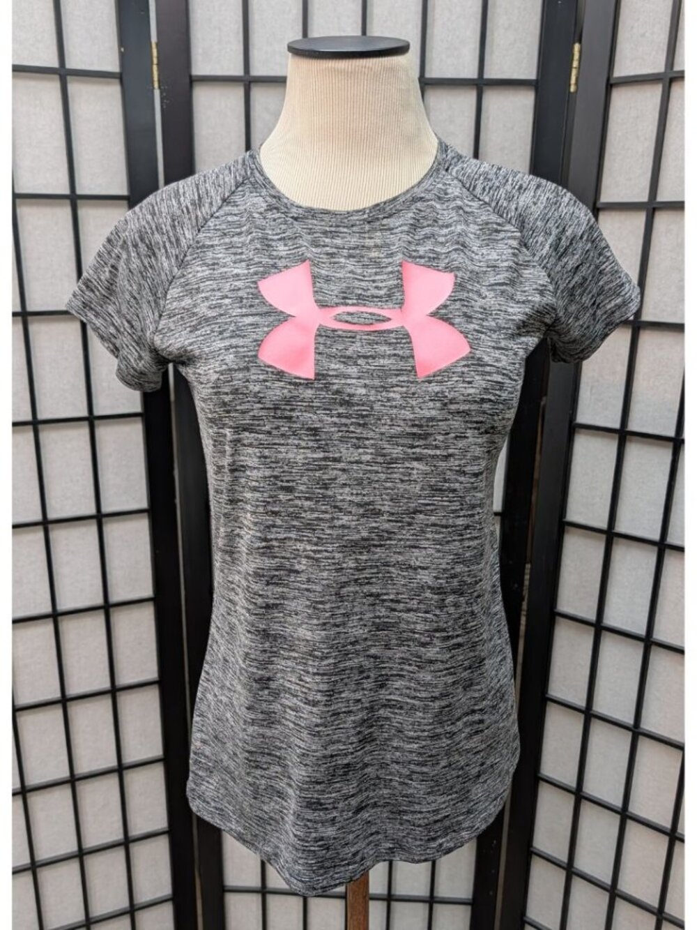 Under Armour HeatGear Girls Youth Large Gray Athletic Shirt Pink Logo YLG